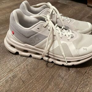 Oncloud cloud runner 8 wide.  Wore a handful of times. Excellent condition.